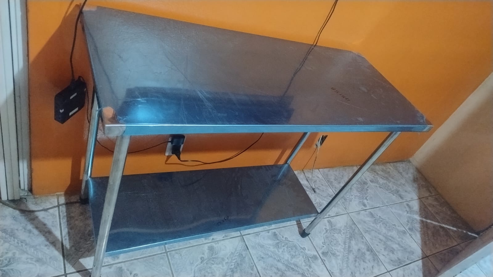 Mesa em inox com prateleira inferior