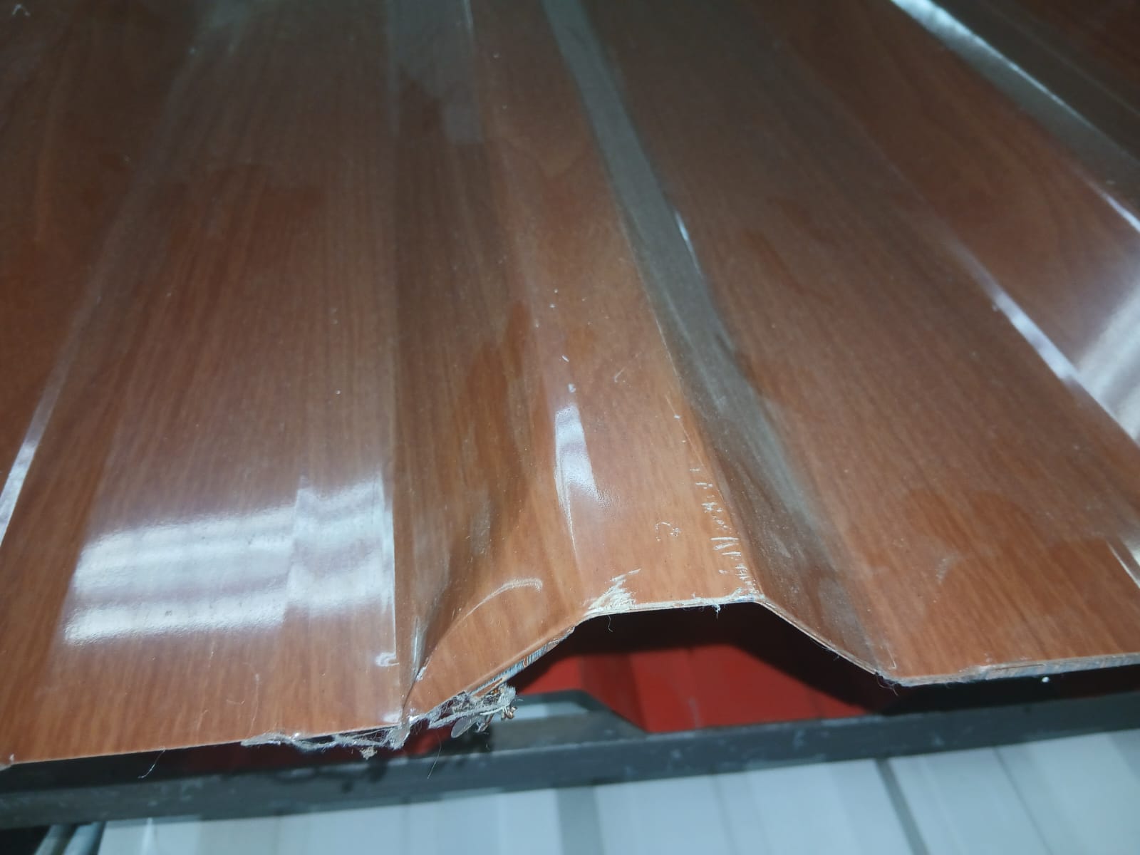 Telha metálica trapezoidal em acabamento madeira