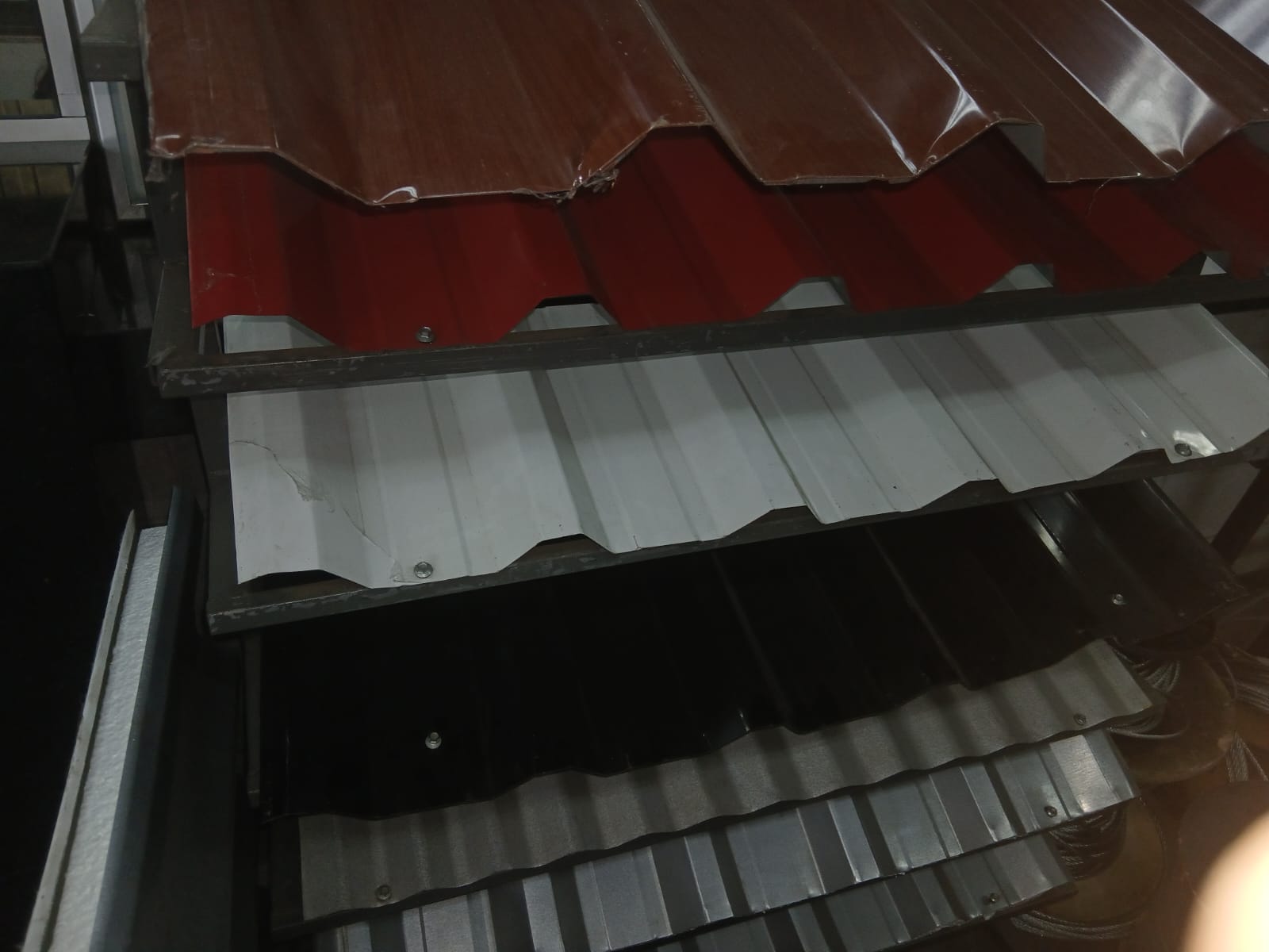 Telhas trapezoidais em cores diversas
