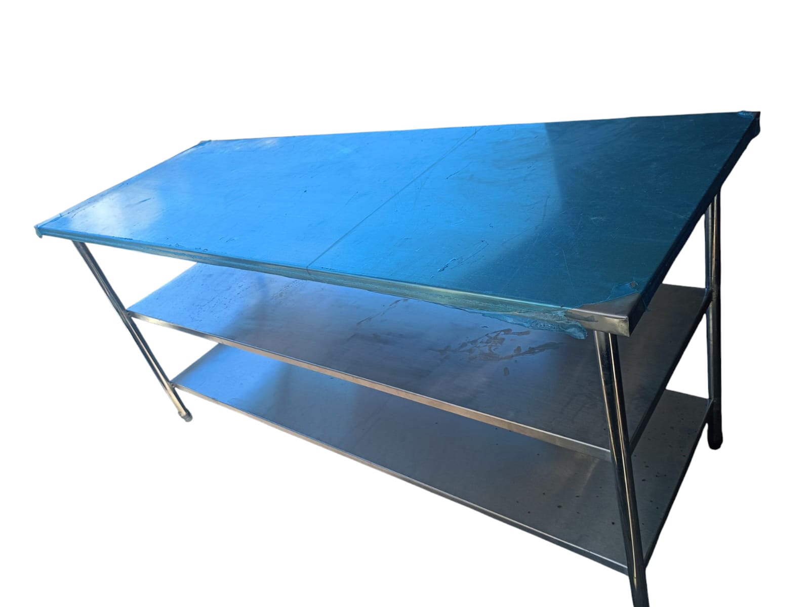 Mesa em inox de três níveis com prateleira inferior