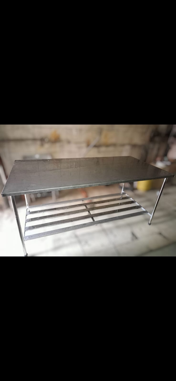 Mesa em inox com prateleira aramada inferior