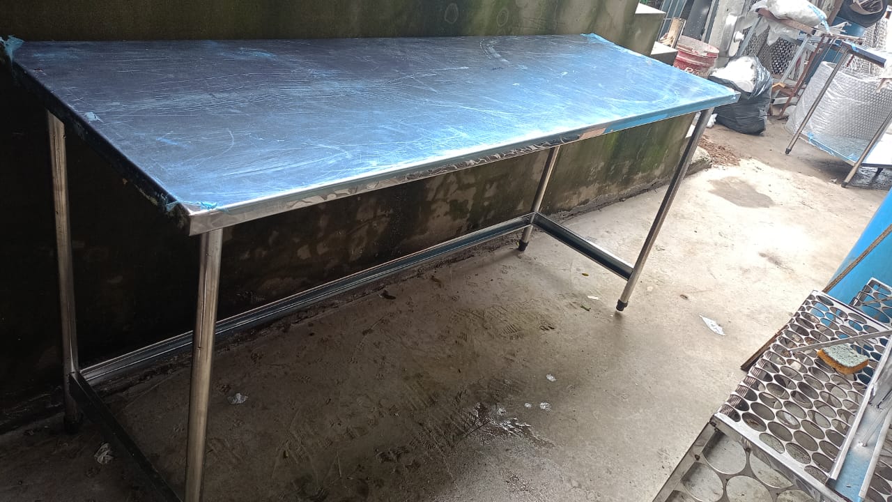 Mesa em inox com pés reguláveis e reforço estrutural