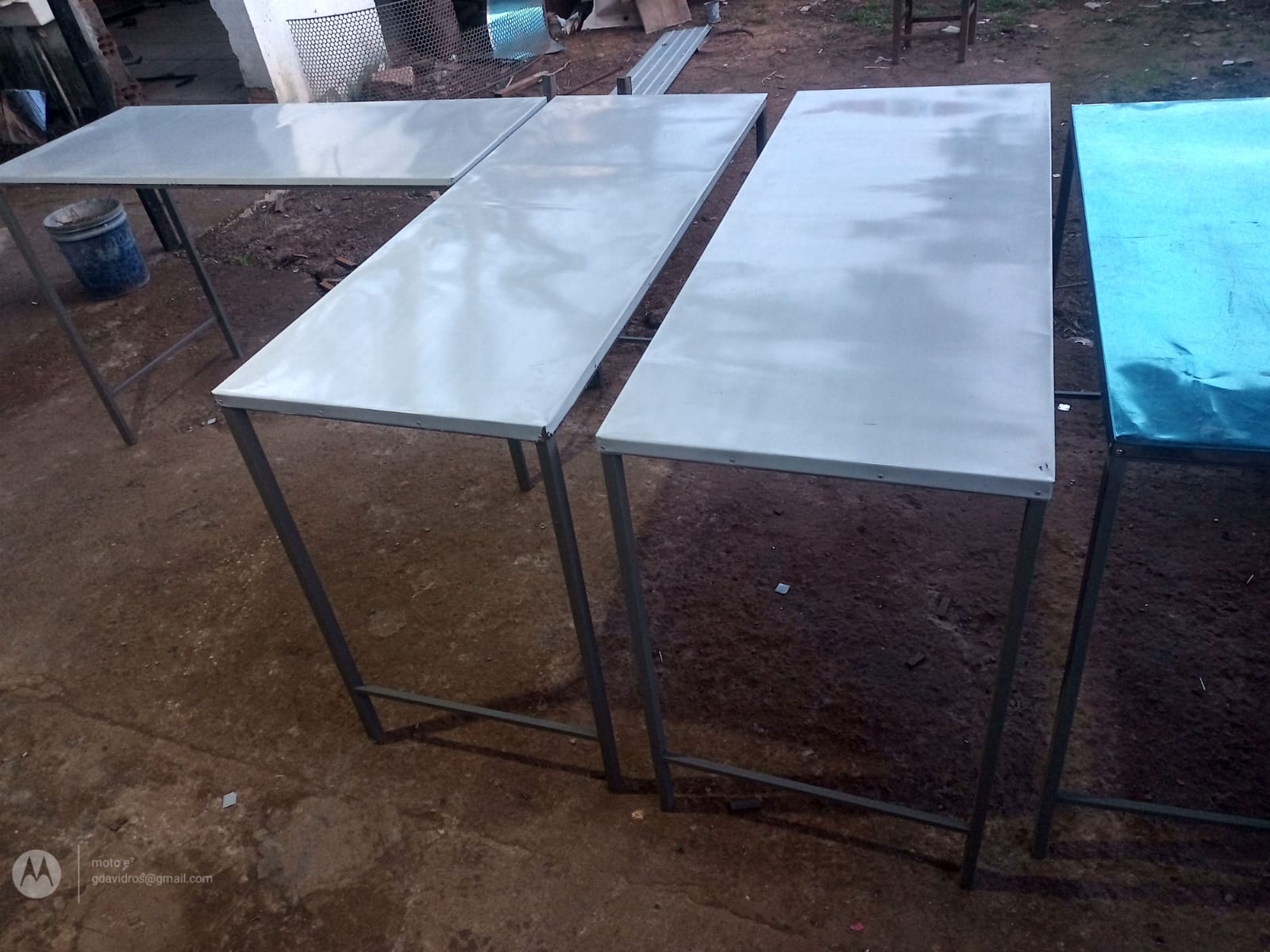 Mesas de aço com pintura eletrostática cinza