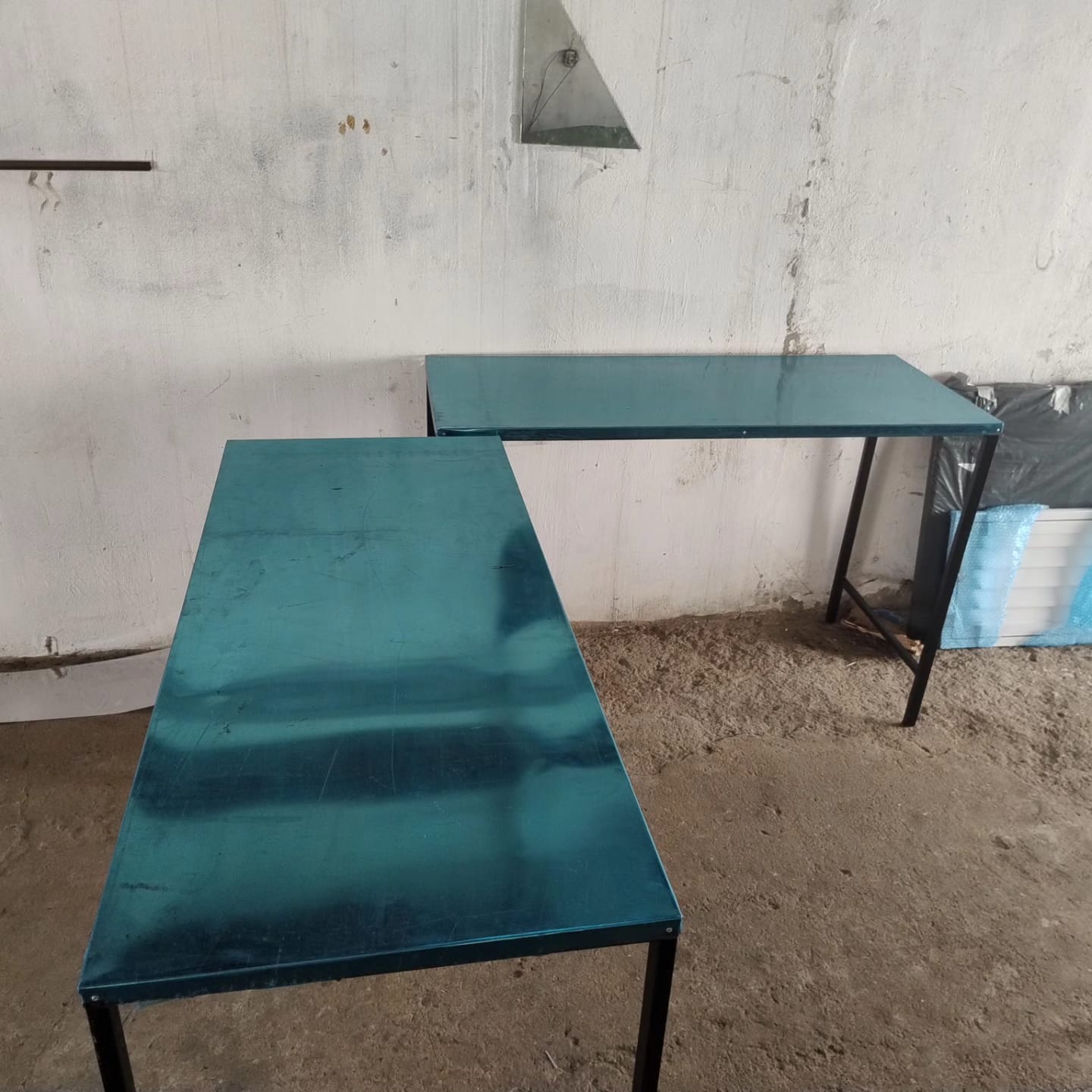 Mesas com estrutura metálica preta e tampo pintado